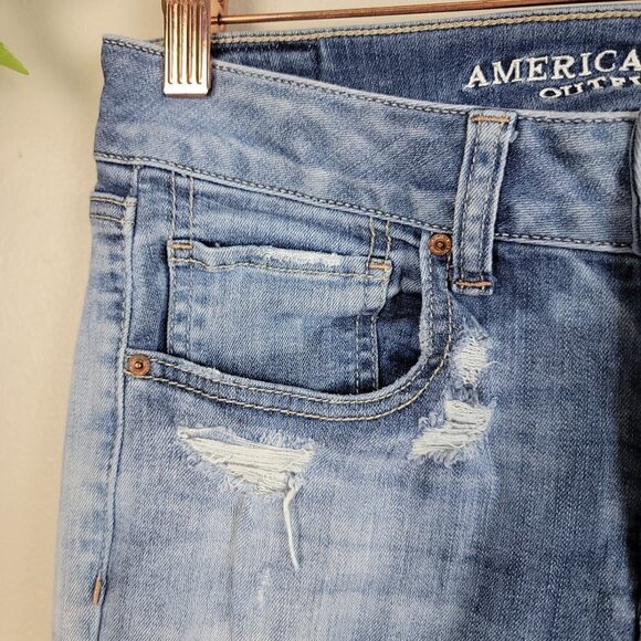 American Eagle Tomgirl Button Fly Distressed Crop Medium Wash Relaxed AE 2 Jeans - Picture 4 of 16